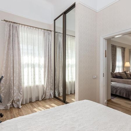 Elegant Apartment In Historical Centre & Free Locked Parking 리가 외부 사진